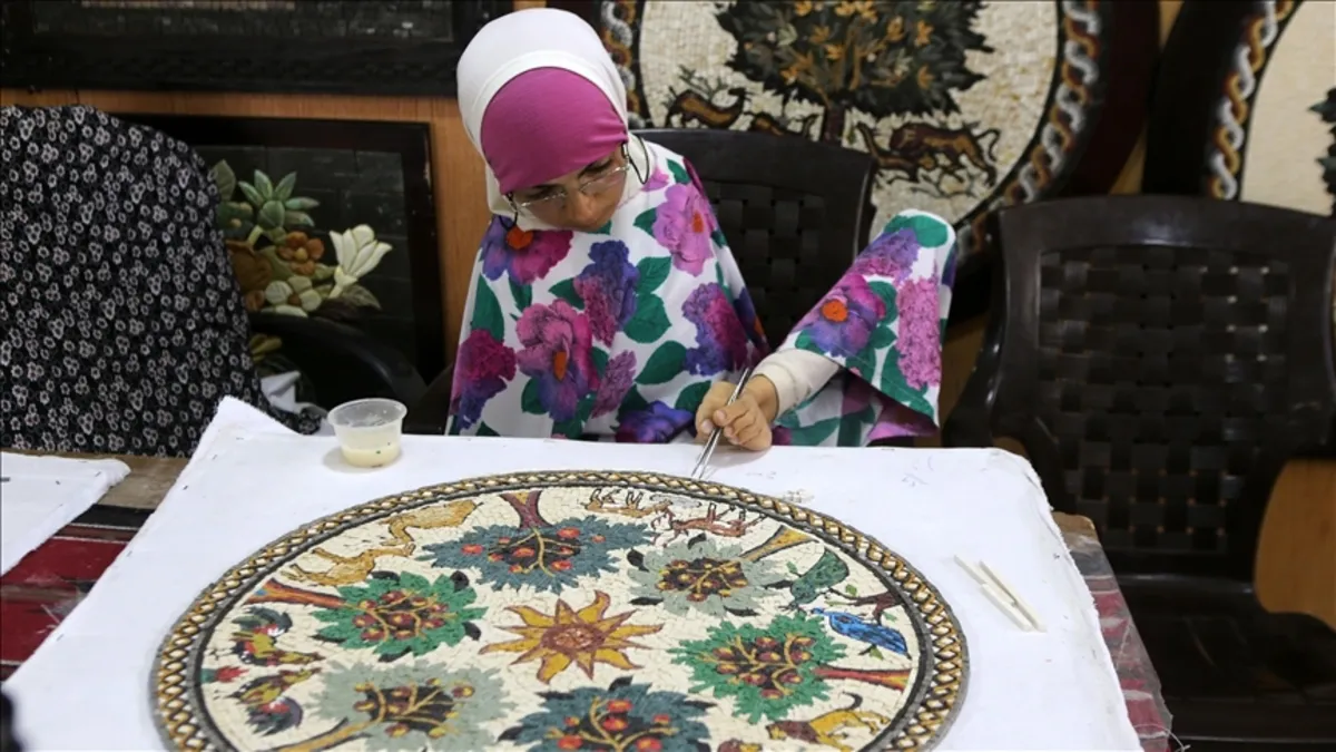 La mujer jordana sin brazos que domina el arte del mosaico