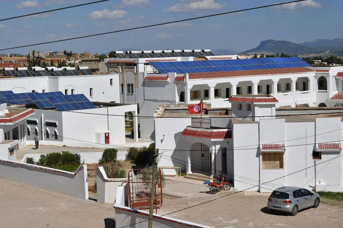 Un ejemplo brillante: la energía solar impulsa una escuela tunecina en declive