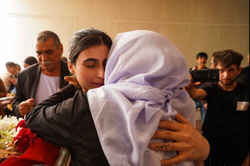 Mujeres yazidíes se reúnen con sus familias 9 años después…